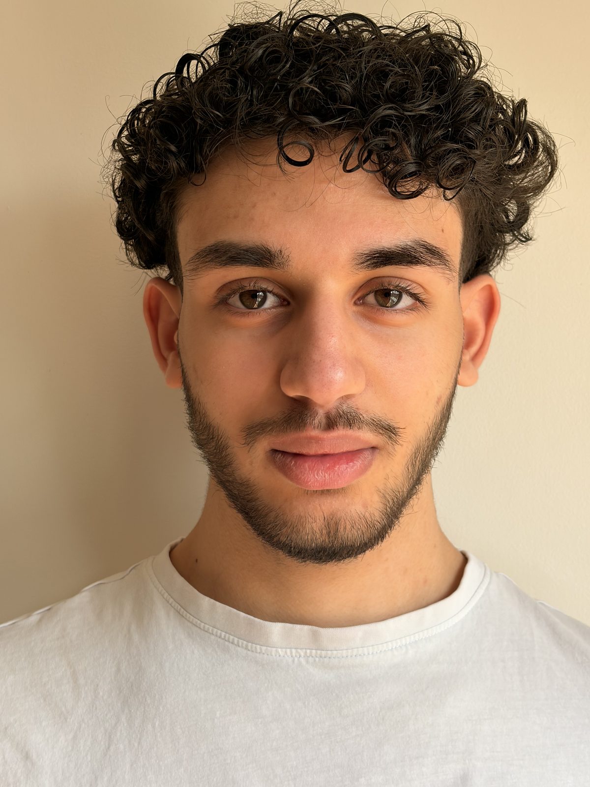 Portrait d’Ayoub El Mestari, praticien en hypnose ericksonienne à Aulnay-sous-Bois